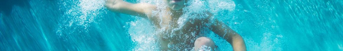 Kind taucht unter Wasser